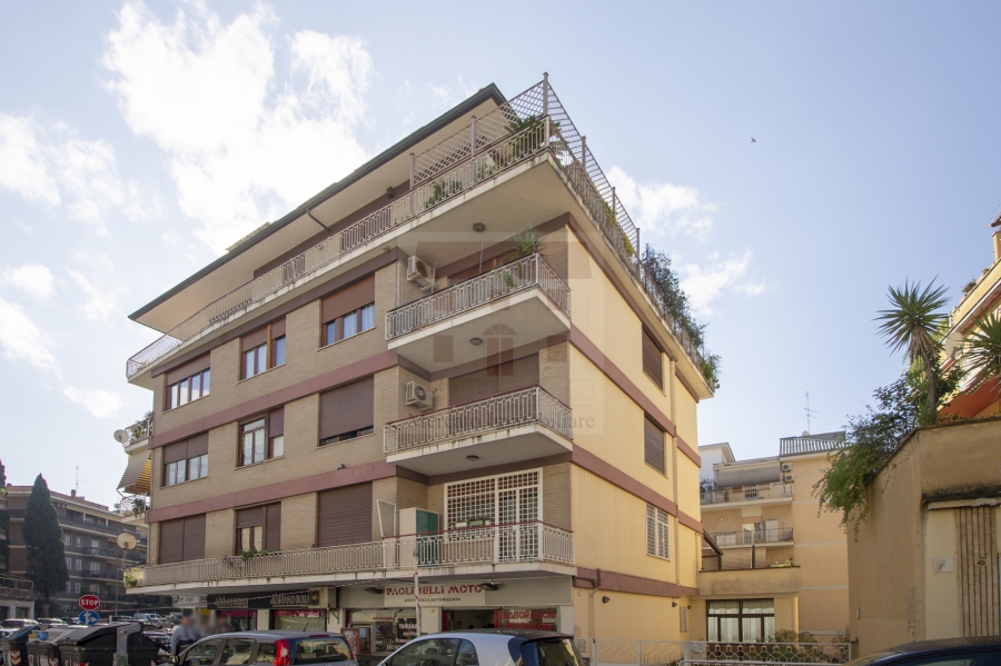 Appartamento in Vendita a Roma Via Emilio Praga