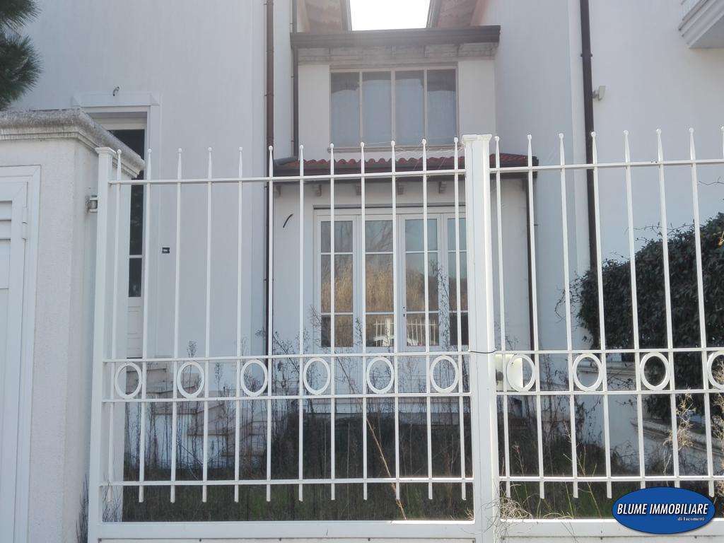 Casa Bi - Trifamiliare in Vendita a Camaiore Via G. Marconi,