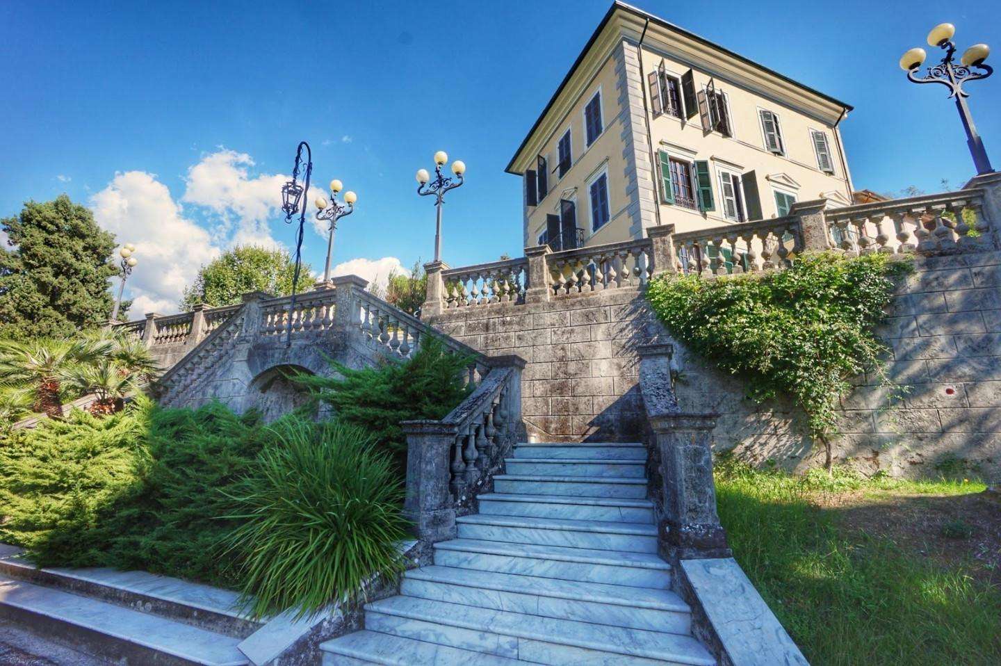 Villa in Vendita a Carrara Viale XX Settembre,