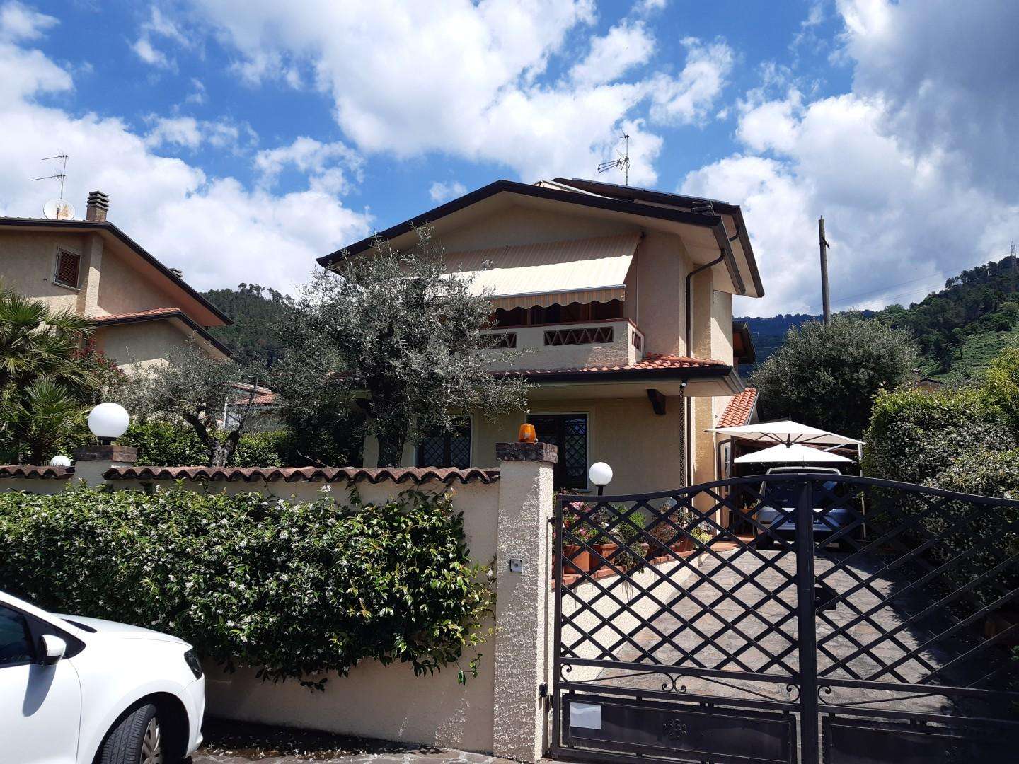 Villa in Vendita a Montignoso Via Roma,