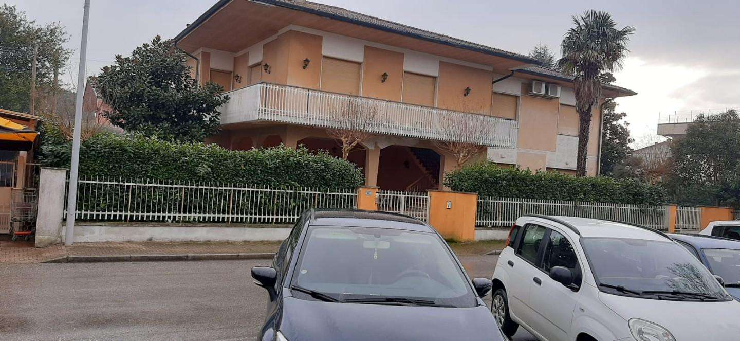Villa in Vendita a Crespina Lorenzana IT