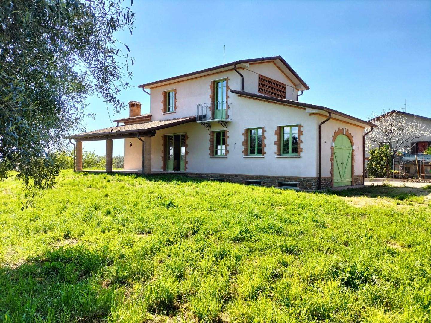 Villa in Vendita a Pietrasanta Via Santa Maria,