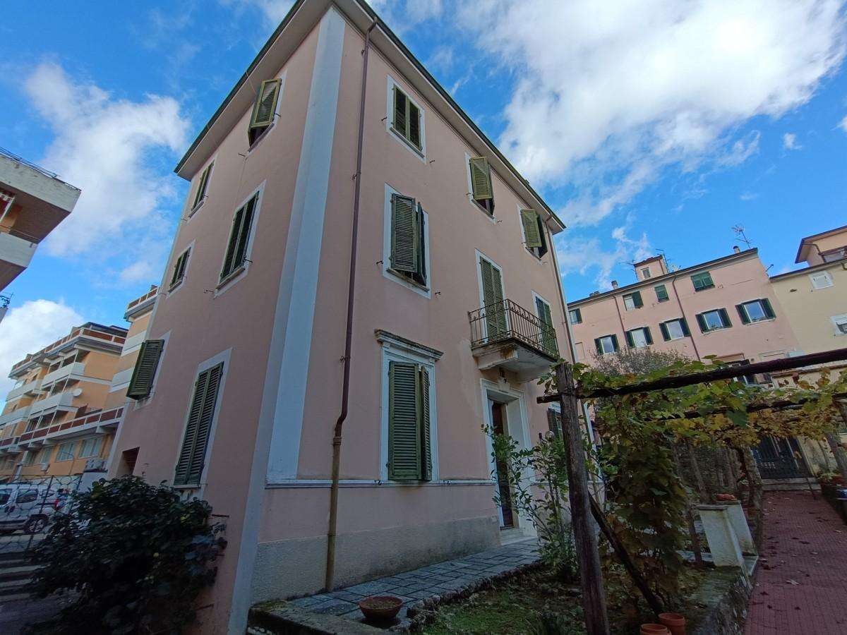 Palazzo - Stabile in Vendita a Carrara Via Monterosso,