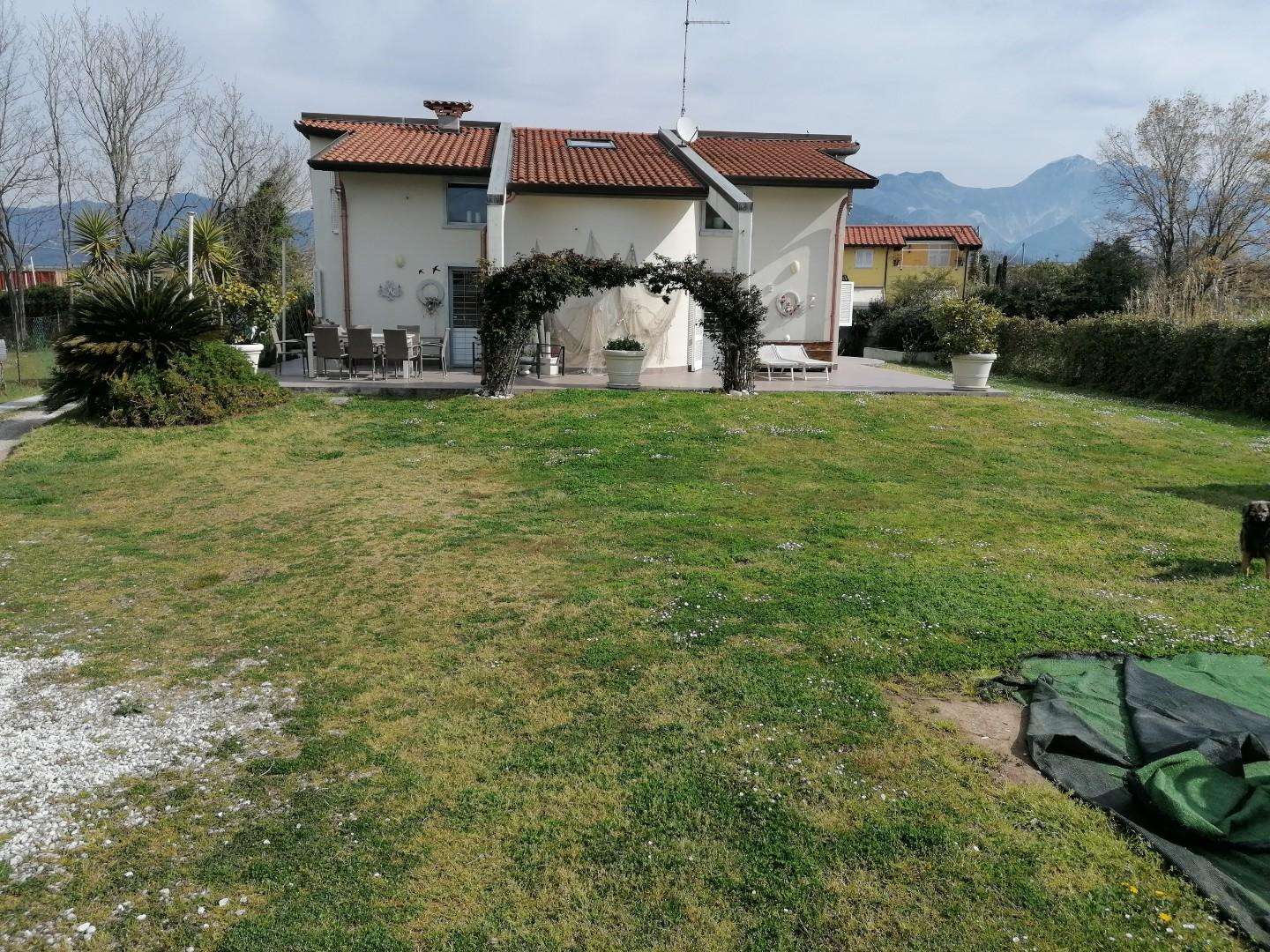 Villa in Vendita a Carrara Via Grosseto,