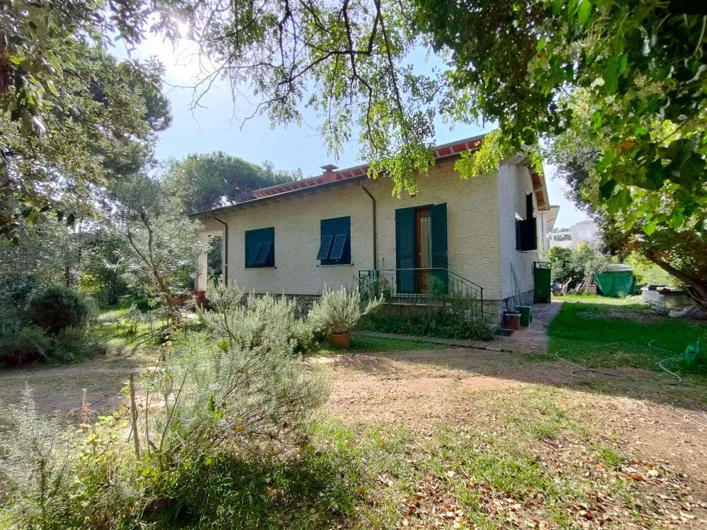 Villa in Vendita a Massa Via Enrico Mattei, 53