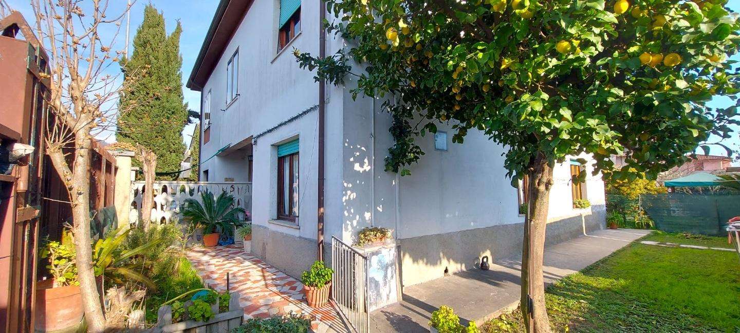Casa Bi - Trifamiliare in Vendita a Carrara Via Campo d 'Appio, B