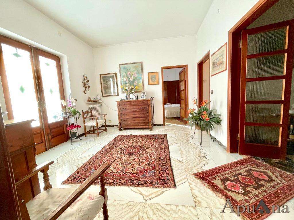 Villa in Vendita a Carrara Via Tresana, 54033