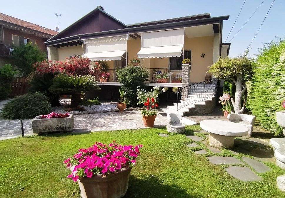 Villa in Vendita a Carrara Via Bassagrande,