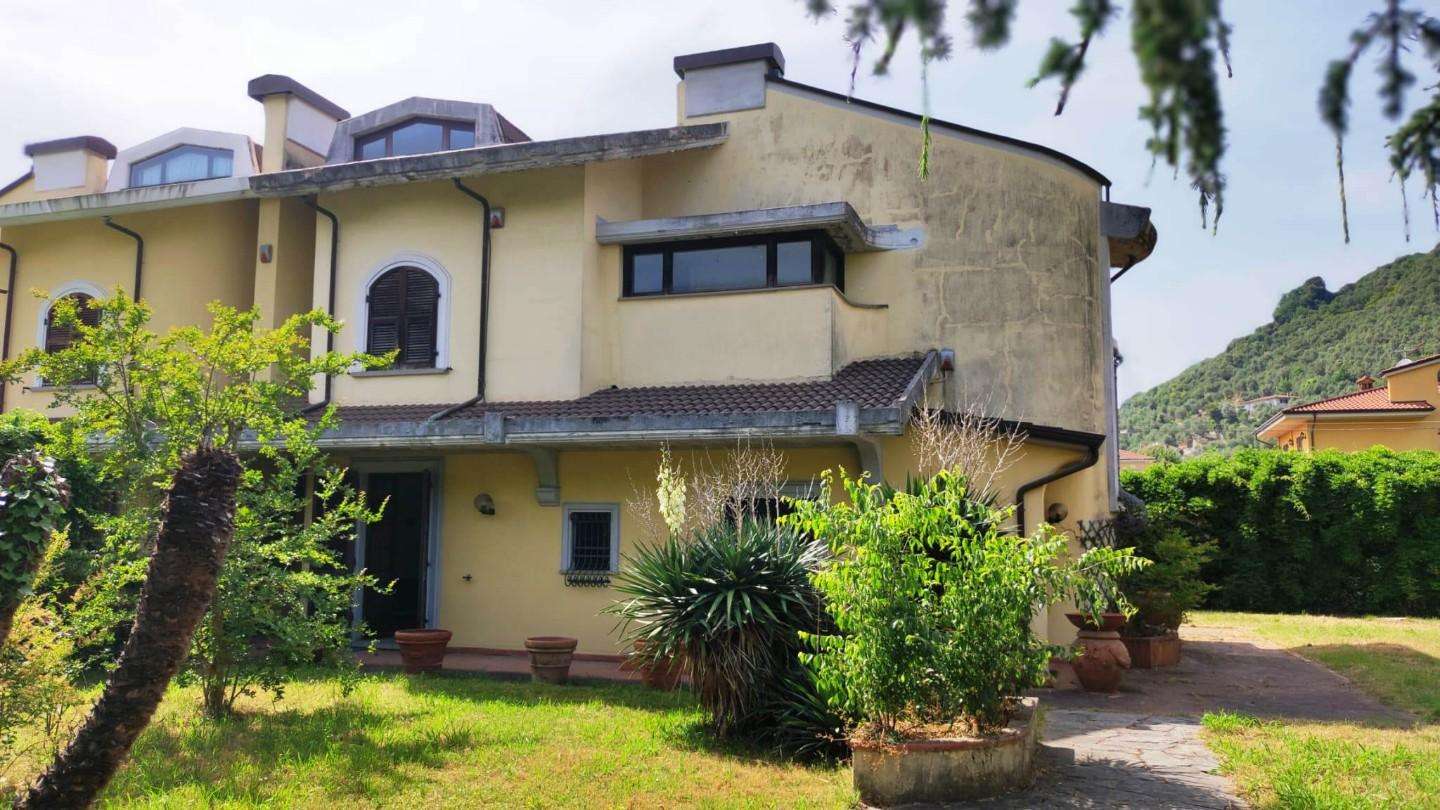 Casa Bi - Trifamiliare in Vendita a Carrara Str. Sant 'Antonio,
