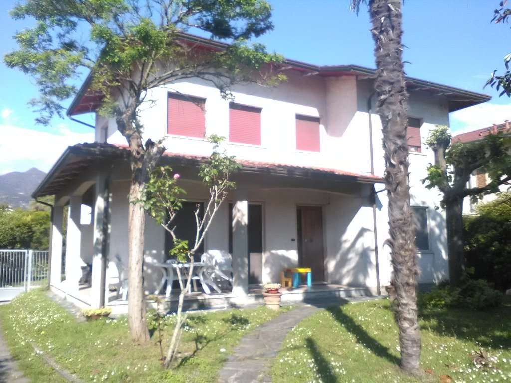 Casa Bi - Trifamiliare in Affitto a Montignoso Via Nespolo,
