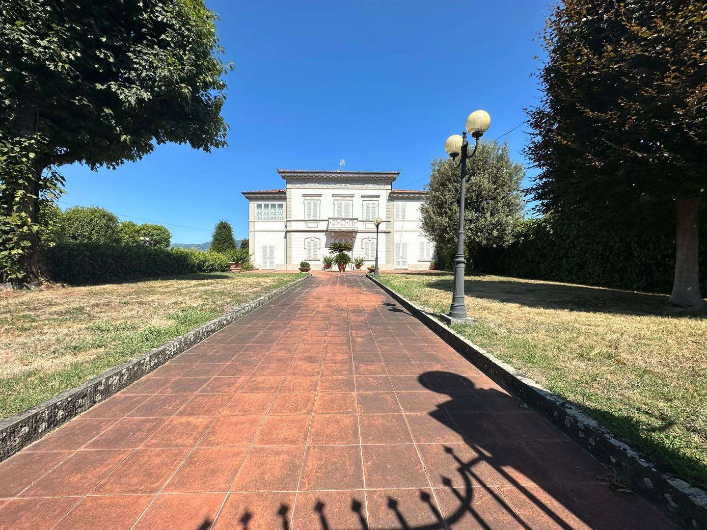 Villa in Vendita a Capannori Lombarda Lammari