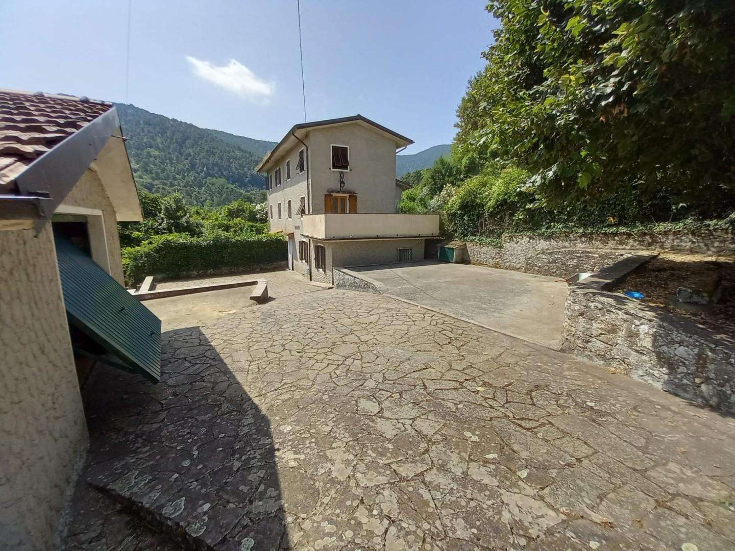 Casa Bi - Trifamiliare in Vendita a Capannori Colle di Compito,
