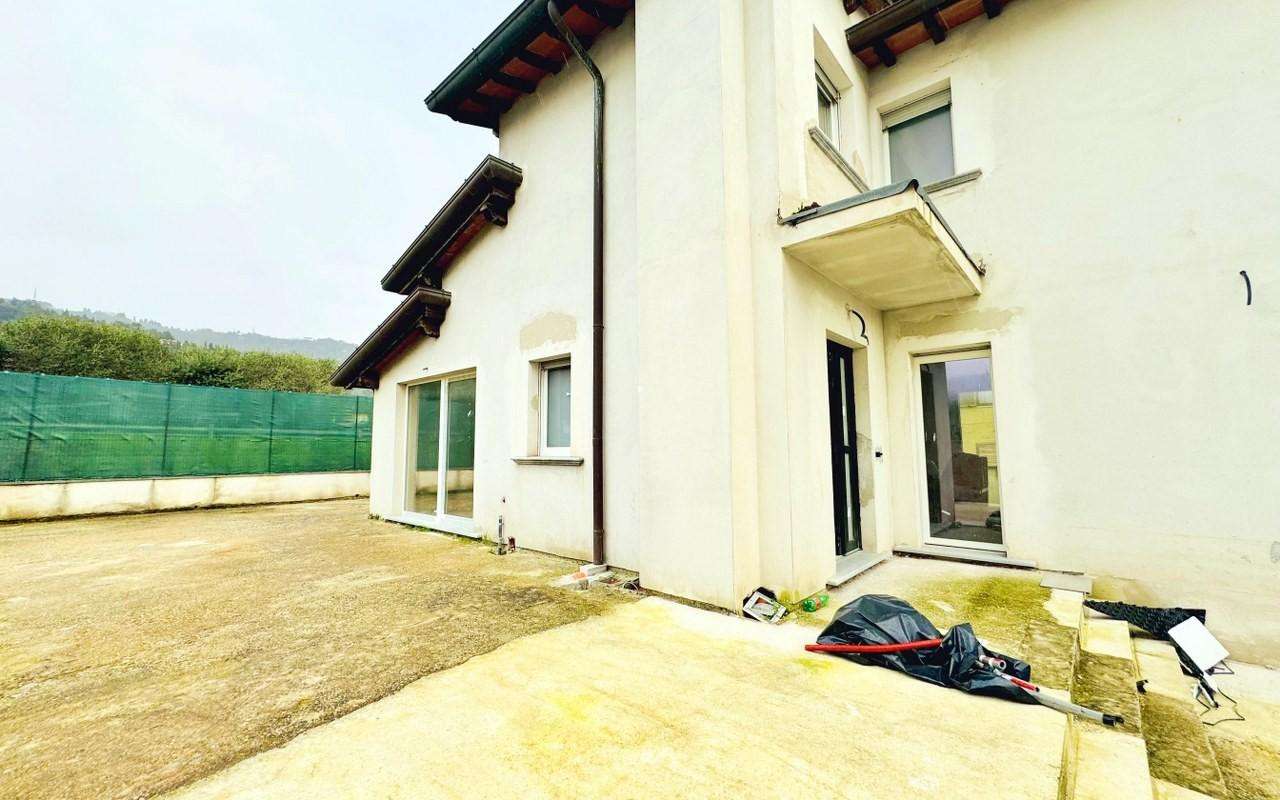 Casa Bi - Trifamiliare in Vendita a Camaiore Via Della Vallina,