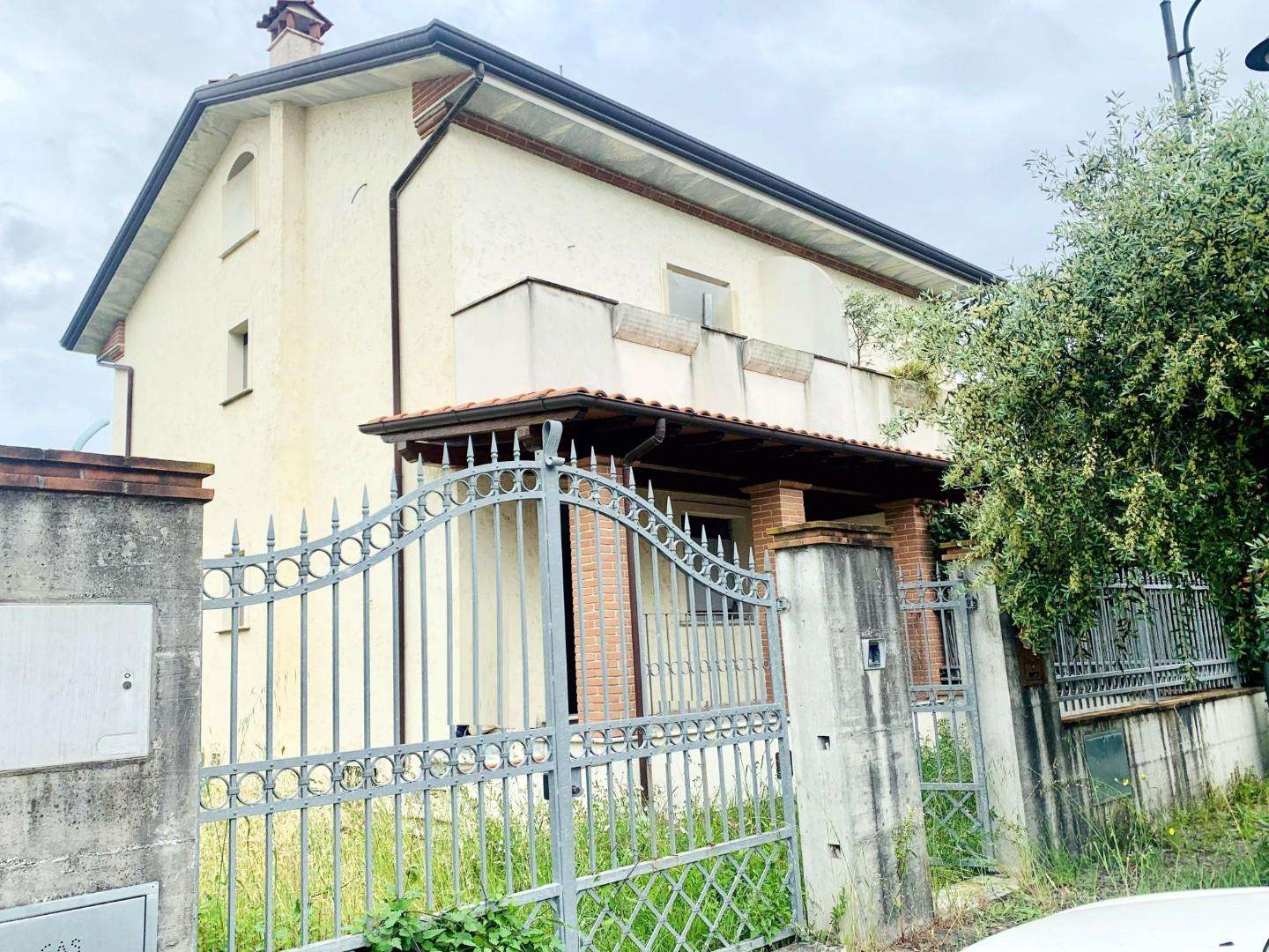 Casa Bi - Trifamiliare in Vendita a Seravezza Via Baraglino,