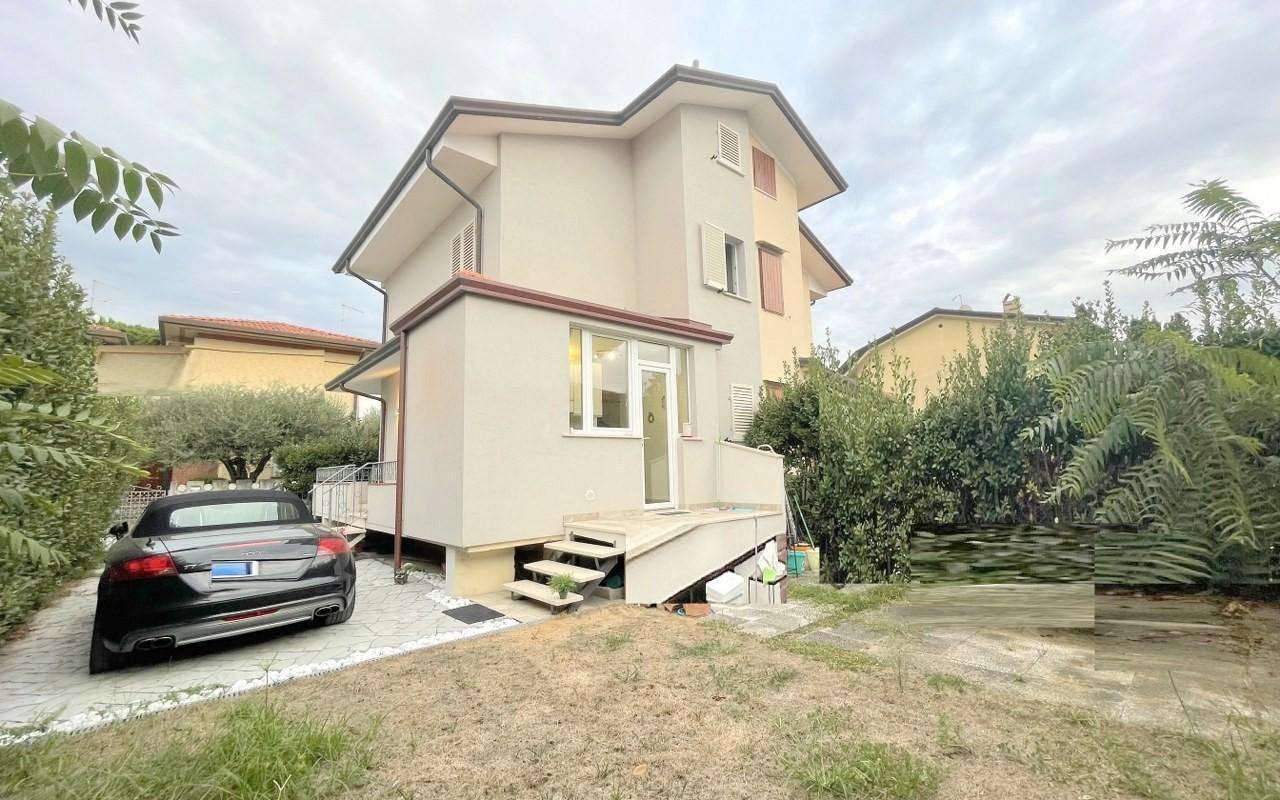 Casa Bi - Trifamiliare in Vendita a Camaiore Via Enrico de Nicola,
