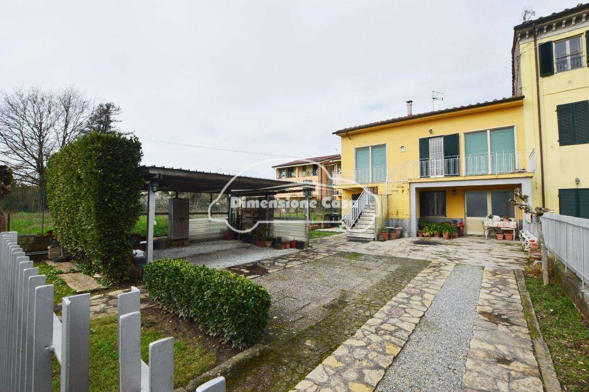 Casa Bi - Trifamiliare in Vendita a Lucca Via Lucio Papa III, 55100