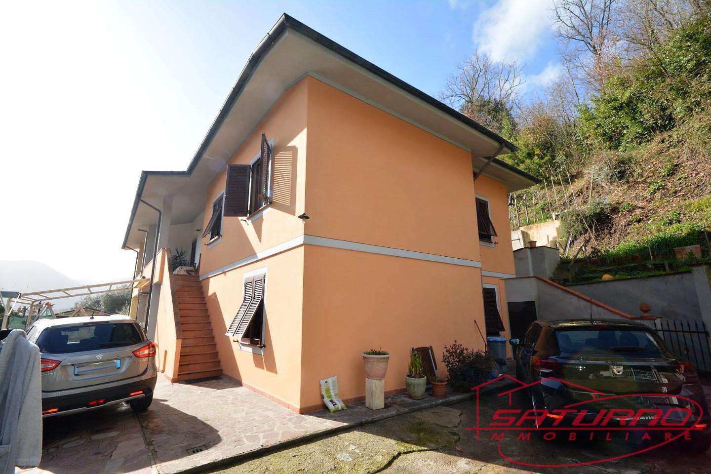 Casa Bi - Trifamiliare in Vendita a Lucca Via di Arliano, 55100