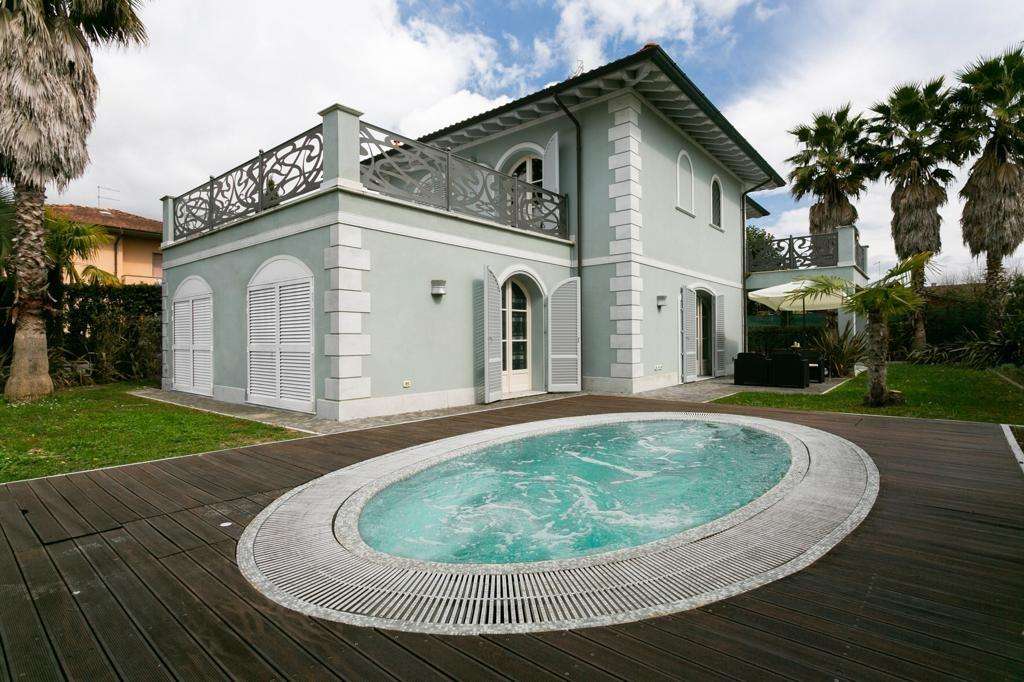 Villa in Vendita a Forte dei Marmi Via Matteo Civitali,