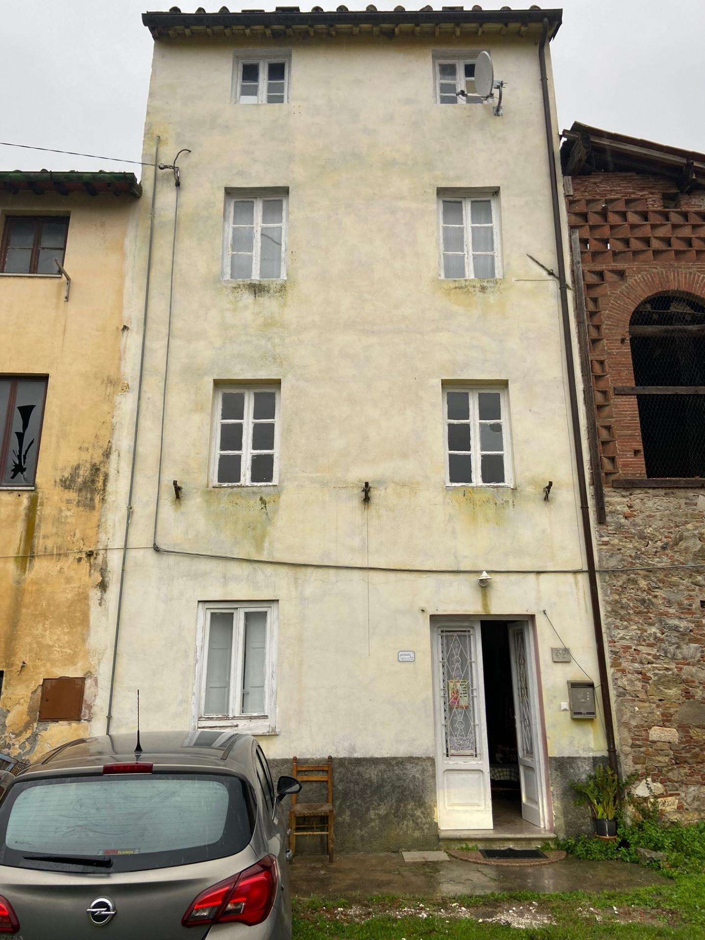 Palazzo - Stabile in Vendita a Lucca Montuolo,