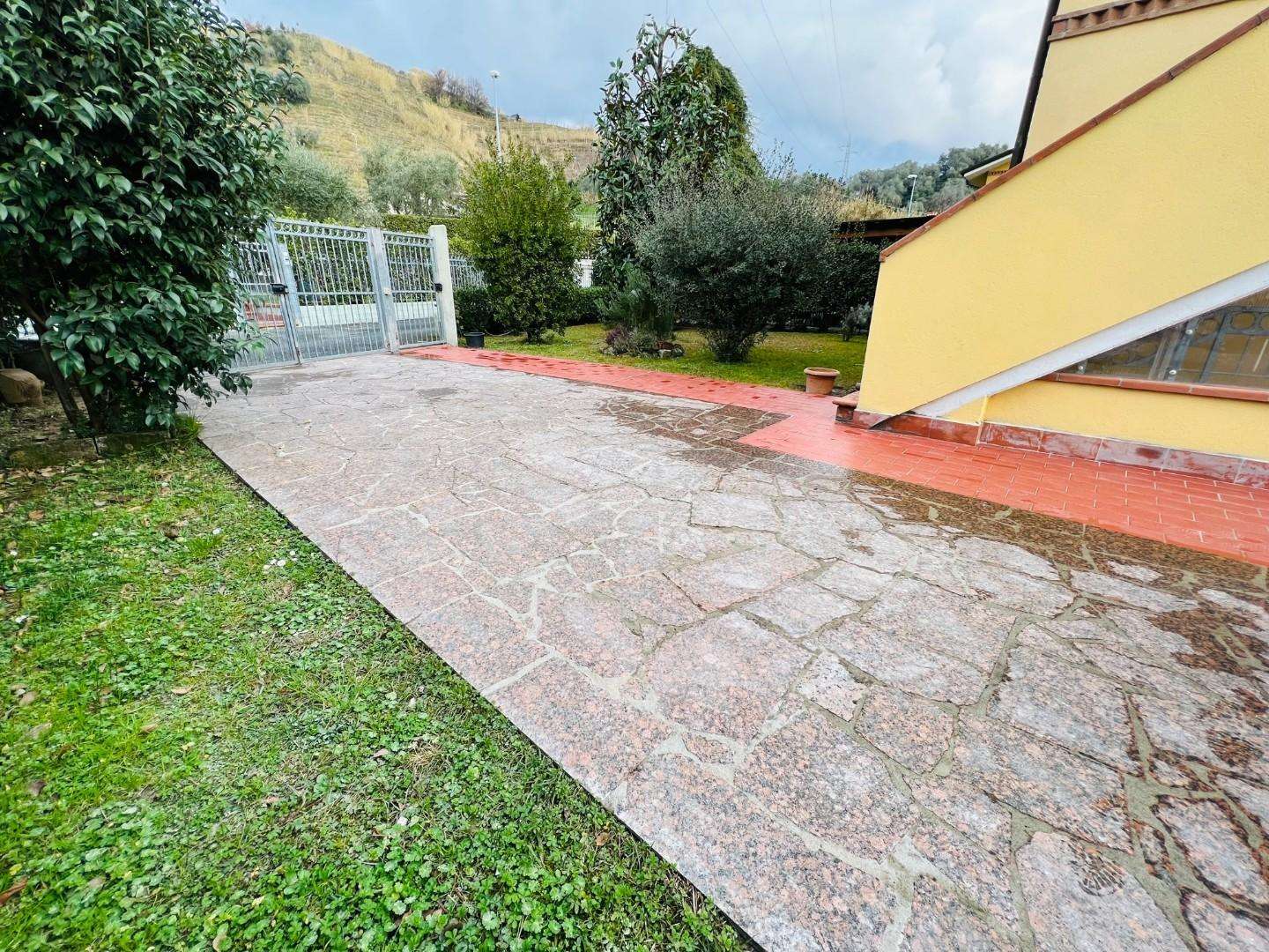 Casa Bi - Trifamiliare in Vendita a Massa Via Romagnano,