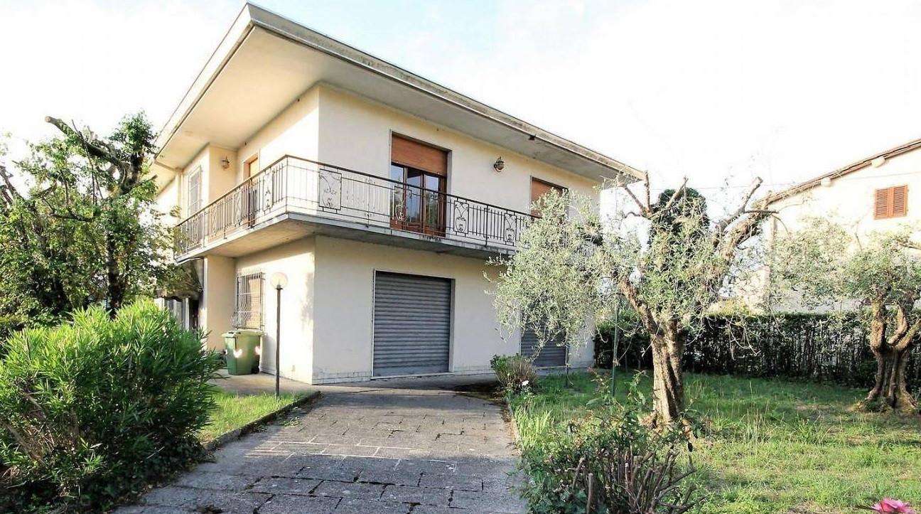 Villa in Vendita a Lucca Via per Camaiore Traversa I,