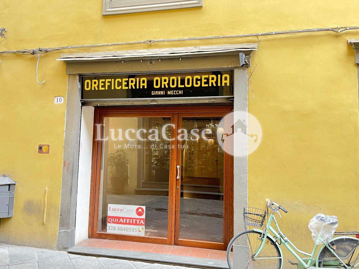 Locale commerciale in Affitto a Lucca Via Cenami, 10