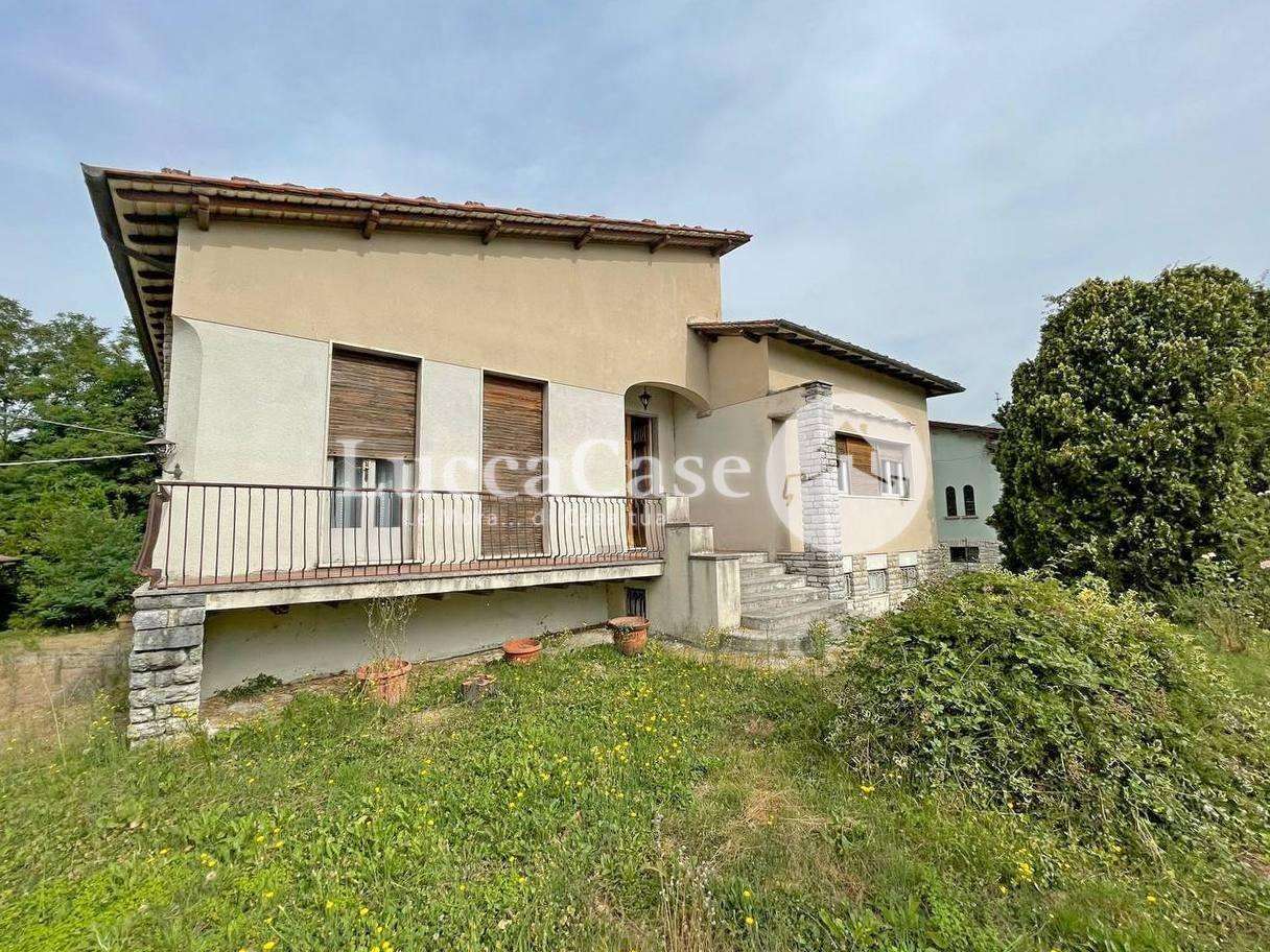 Villa in Vendita a Lucca Via Giovanni Volpi, 36