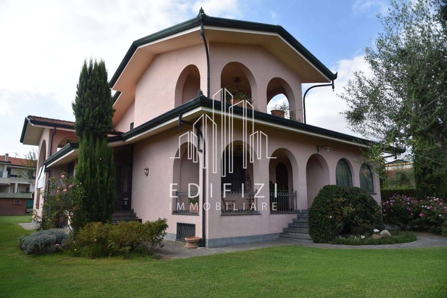 Villa in Vendita a Montignoso Via Lago,