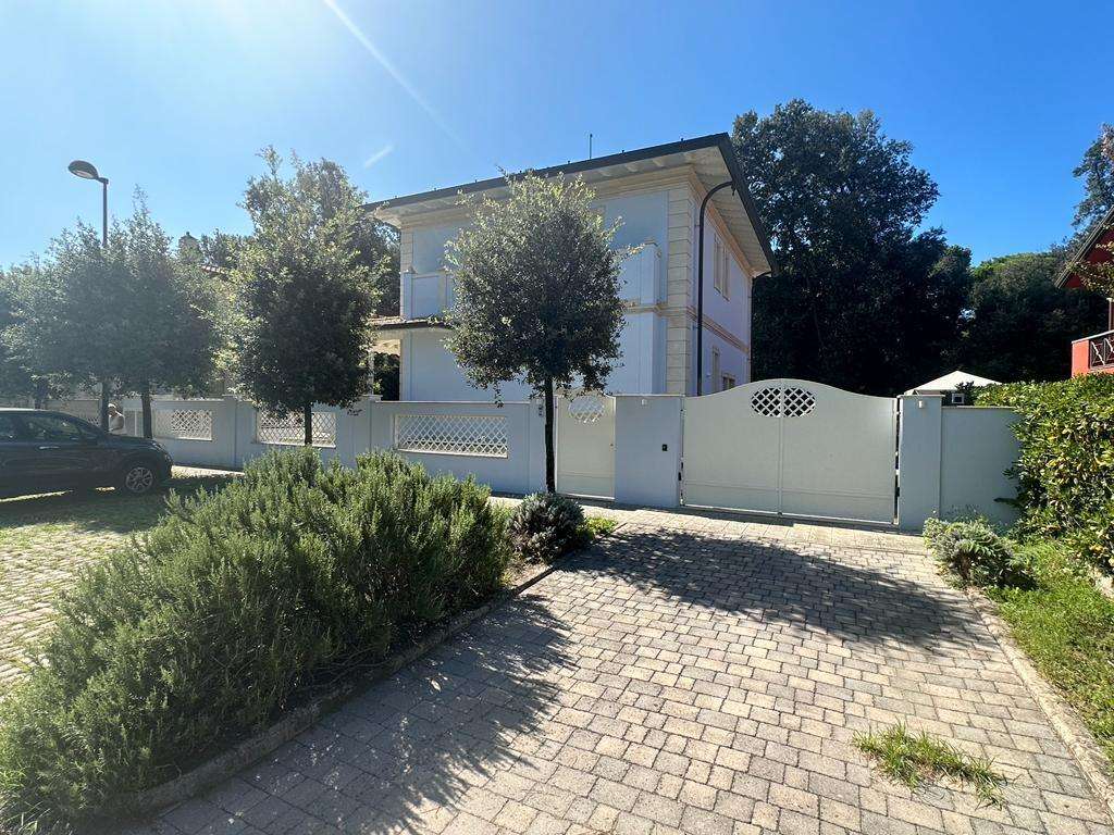 Villa in Vendita a Camaiore Via Galileo Chini,