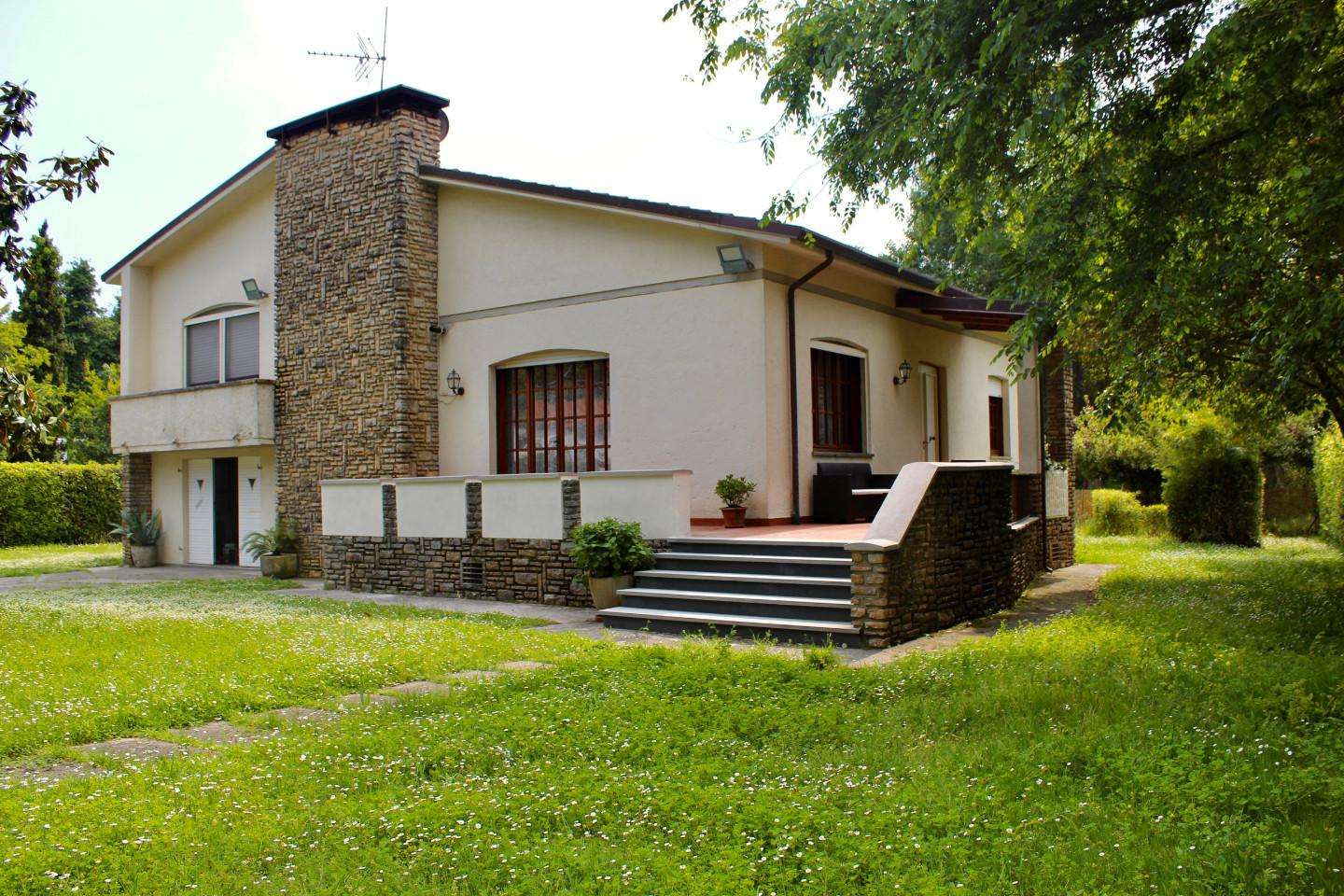 Villa in Affitto a Pietrasanta Via Cortona,