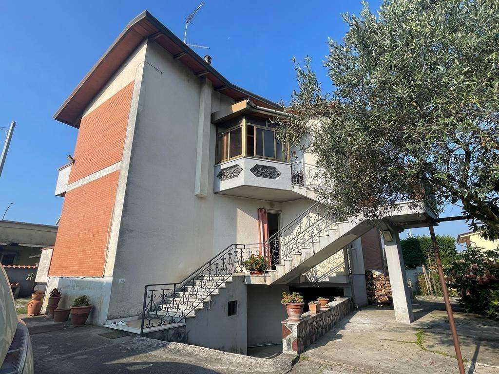 Villa in Vendita a Massa Via delle Pinete, , 54 Marina di Massa MS, Italia 100