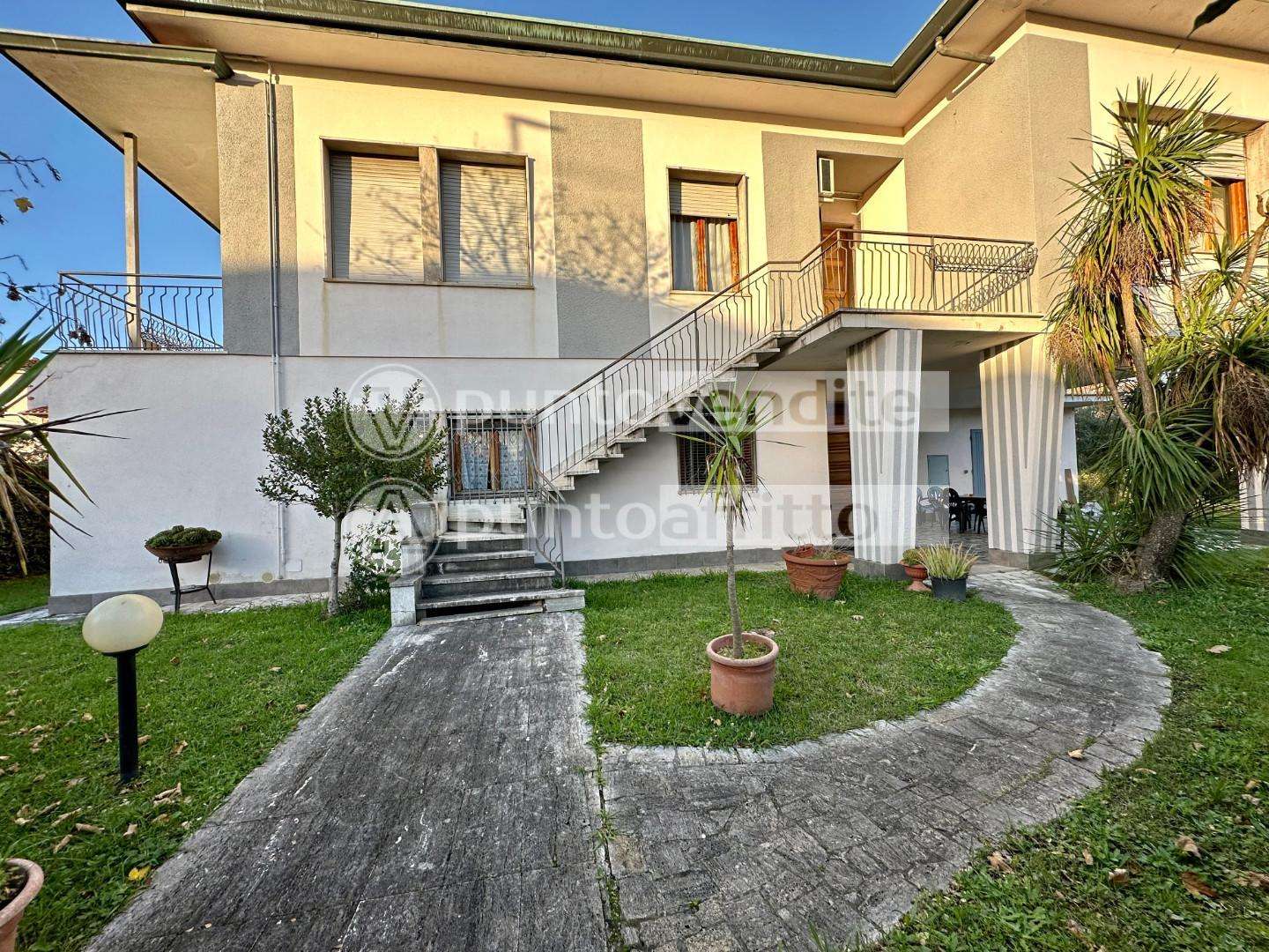 Villa in Vendita a Lucca Viale S. Concordio, 55100