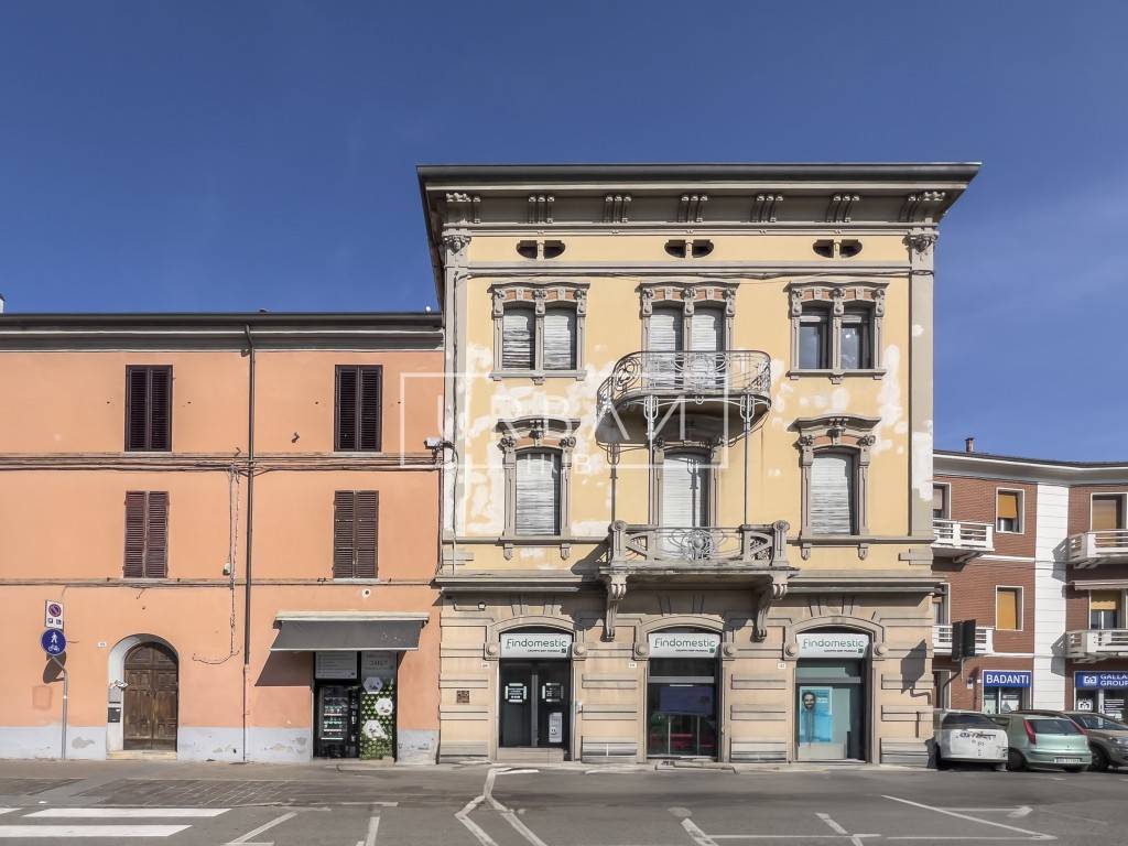 Palazzo - Stabile in Vendita a Forlì