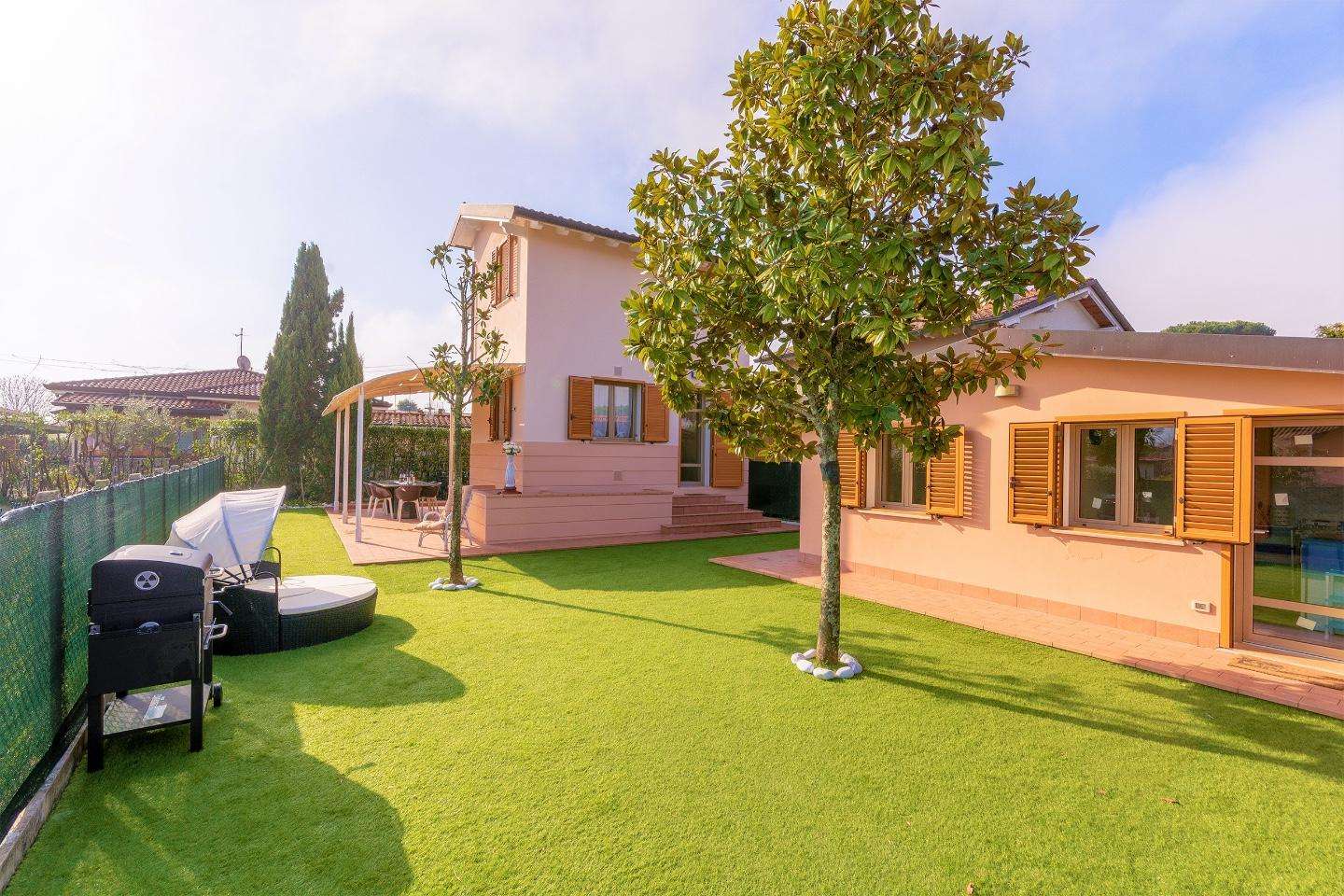 Villa in Affitto a Pietrasanta Via Monte Gabberi,