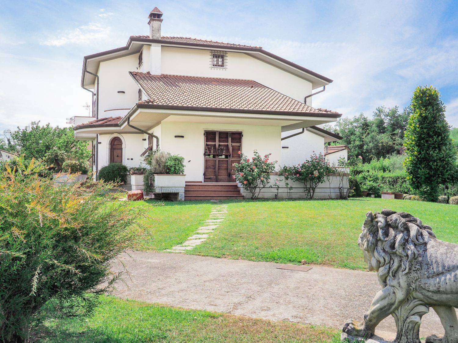 Villa in Vendita a Carrara Via Giovanni Pascoli, 54033
