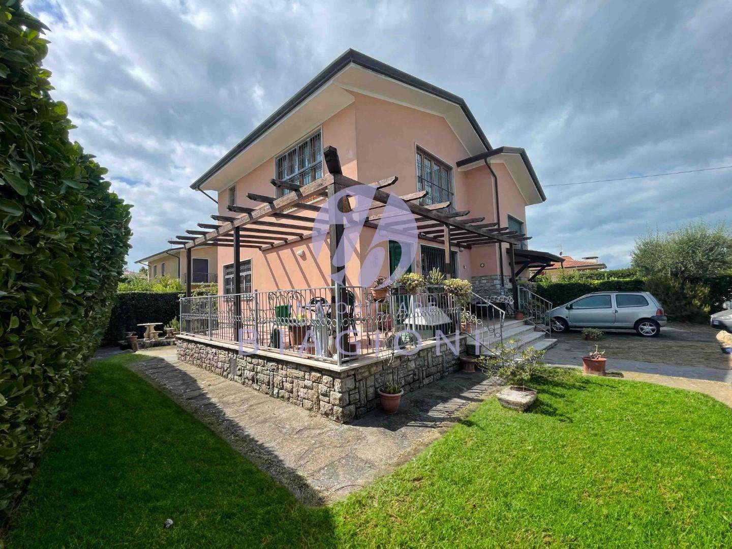 Villa in Vendita a Pietrasanta Via Solferino,