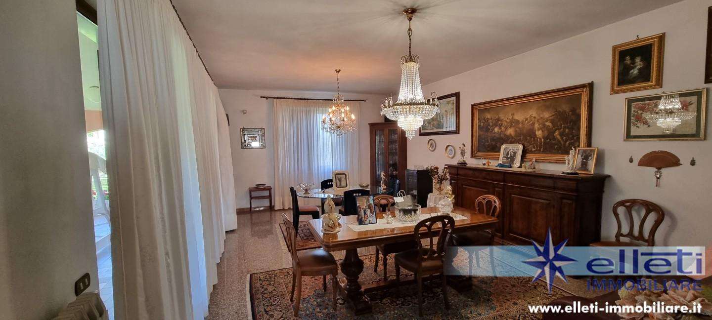 Villa in Vendita a Carrara Via Macchia, 81