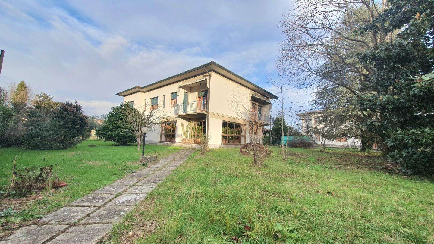Villa in Vendita a Lucca Via Eugenio Passamonti, 55100