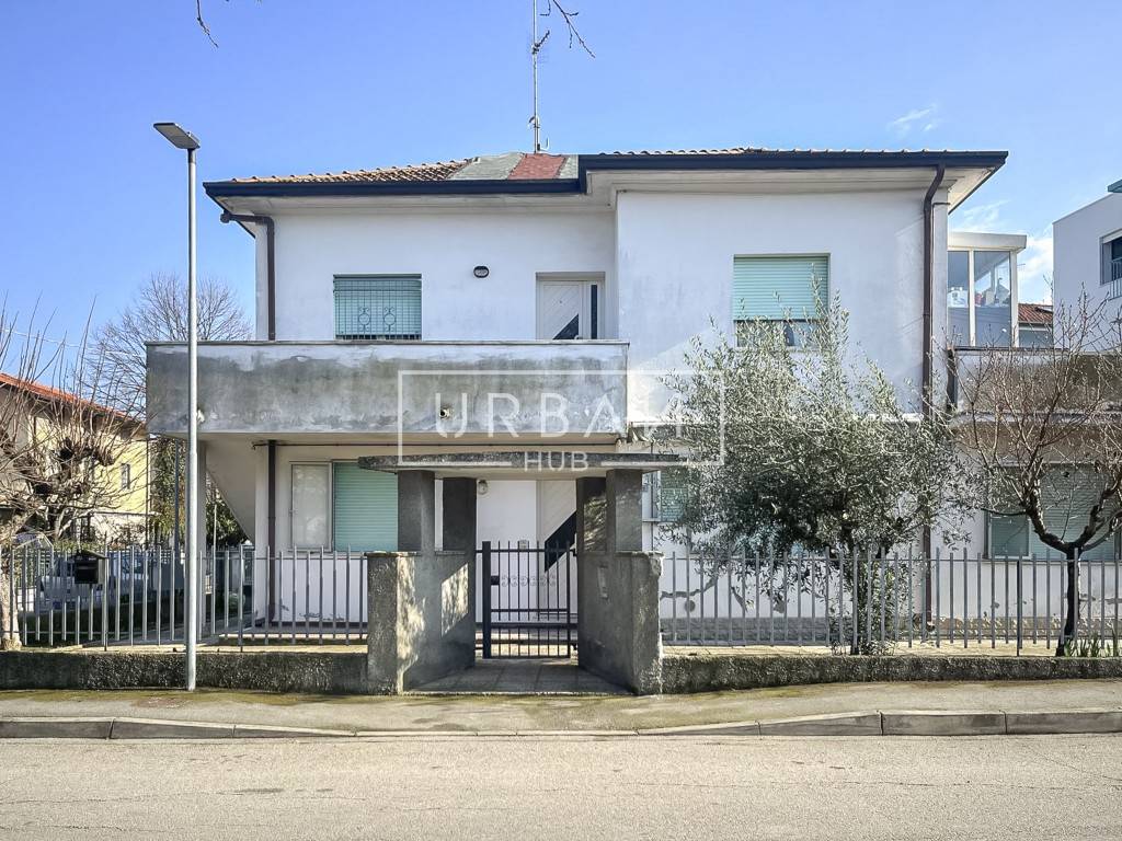 Casa Bi - Trifamiliare in Vendita a Riccione