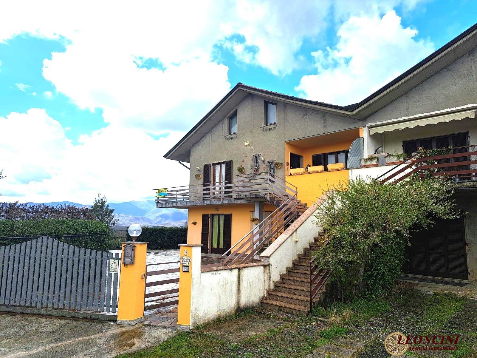 Casa Bi - Trifamiliare in Vendita a Licciana Nardi Via Cadrecca