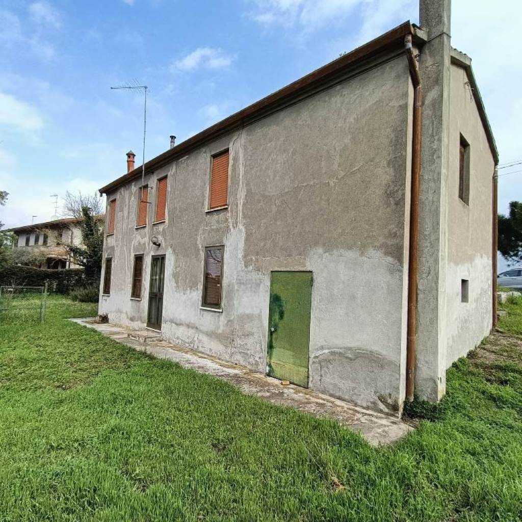 Casa indipendente in Vendita a Ceregnano Via Vittorio Veneto