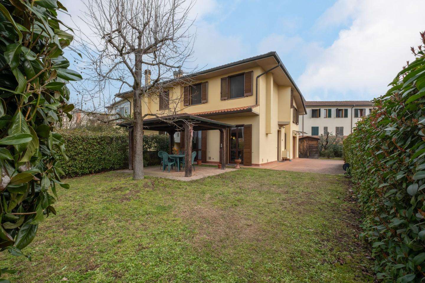 Casa Bi - Trifamiliare in Vendita a Calcinaia Via delle Case Bianche,