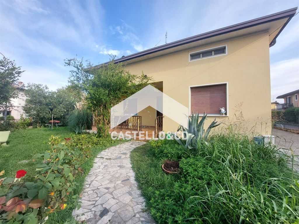 Villa in Vendita a Desenzano del Garda Via Unita' D'Italia