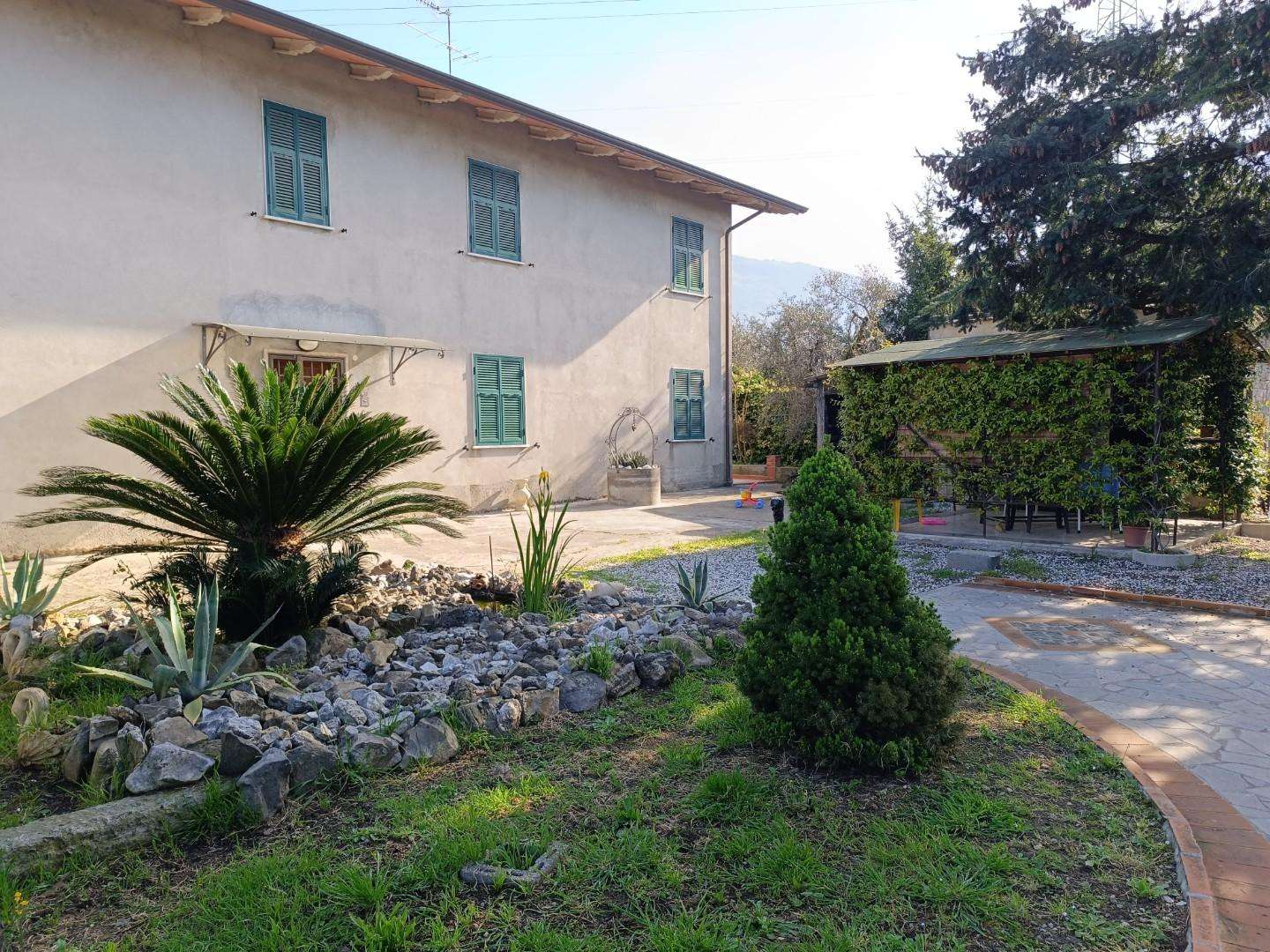 Casa Bi - Trifamiliare in Vendita a Castelnuovo Magra Via Aglione,