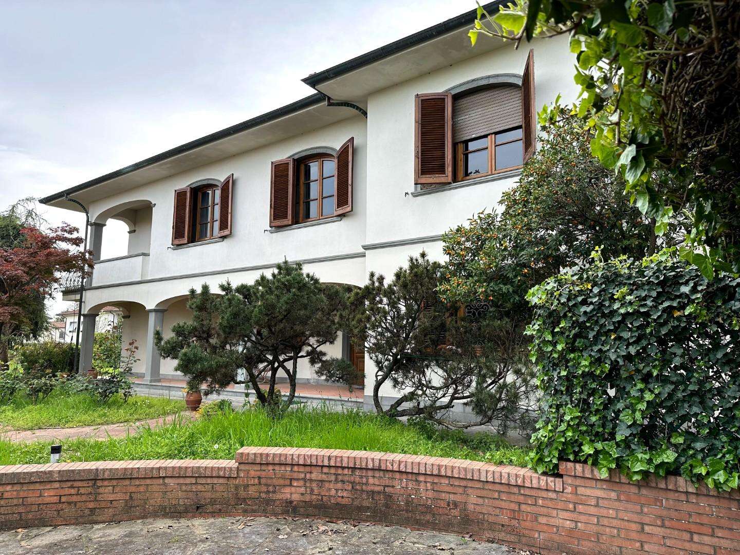Villa in Vendita a Lucca Via Pietro Paolini,