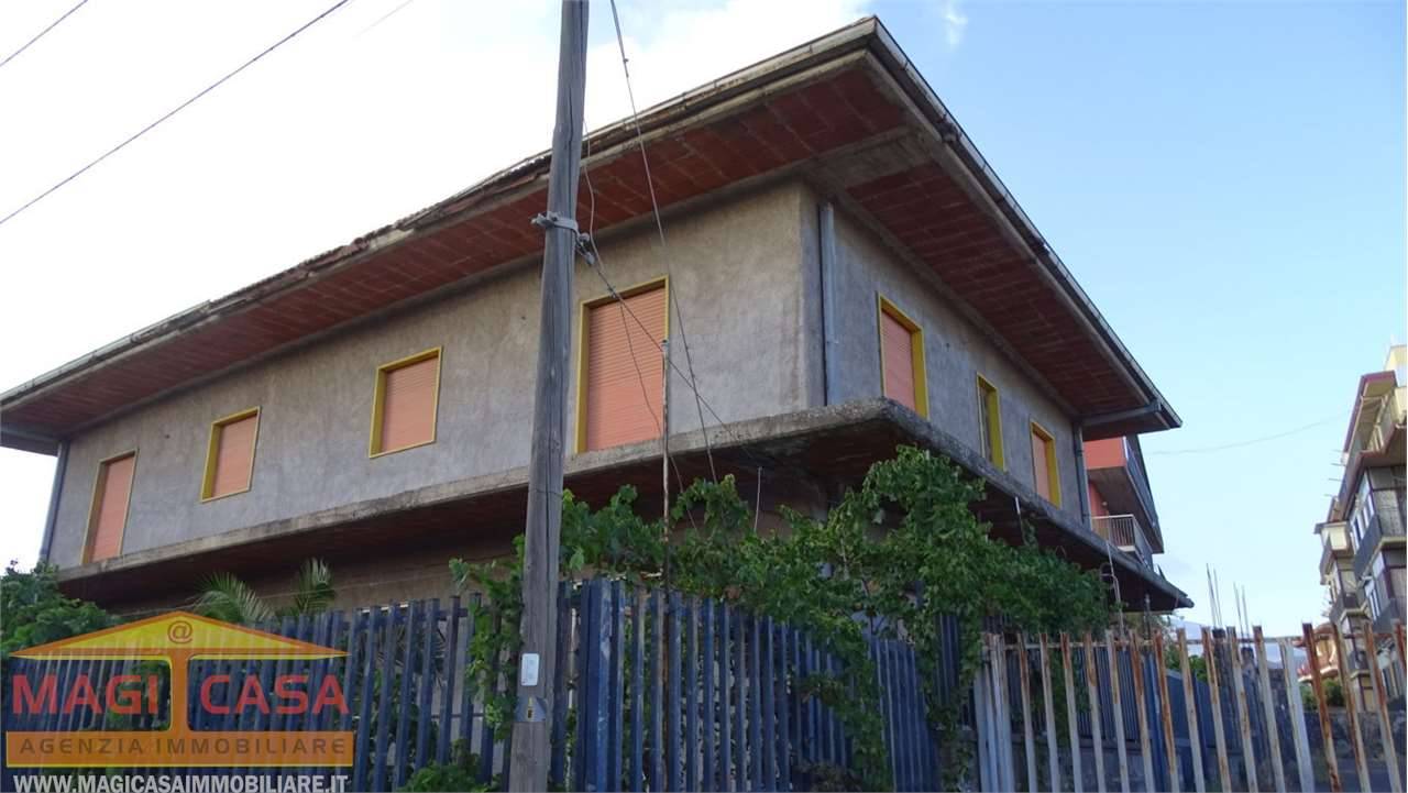 Casa Bi - Trifamiliare in Vendita a Camporotondo Etneo