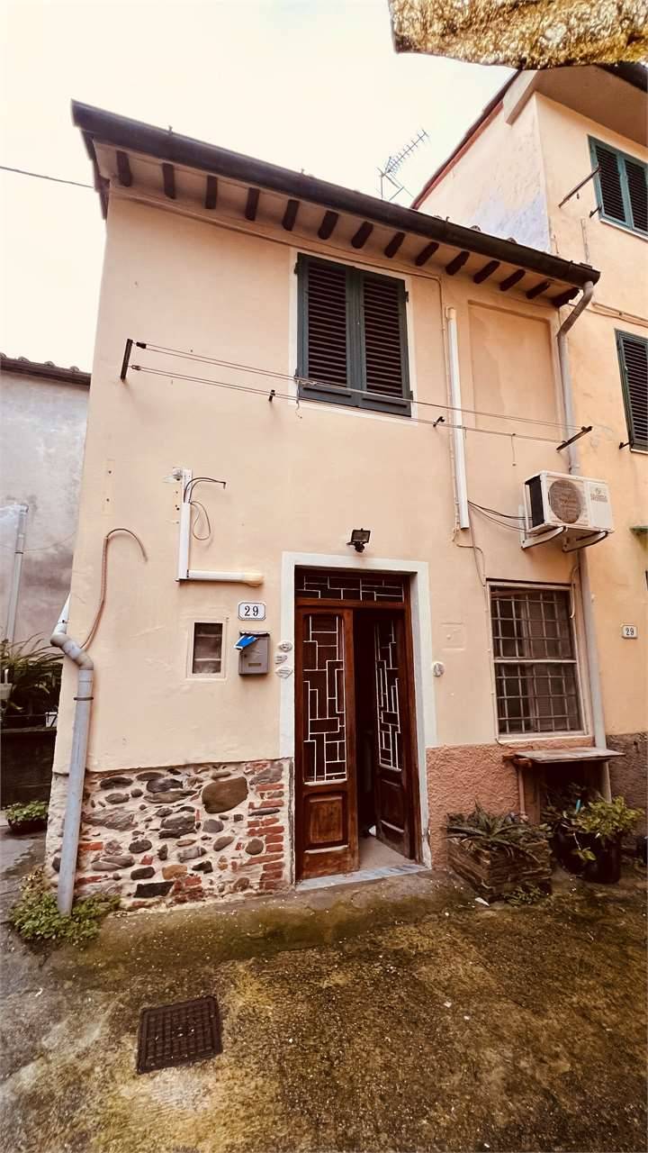 Porzione di casa in Vendita a Lucca Ponte a Moriano