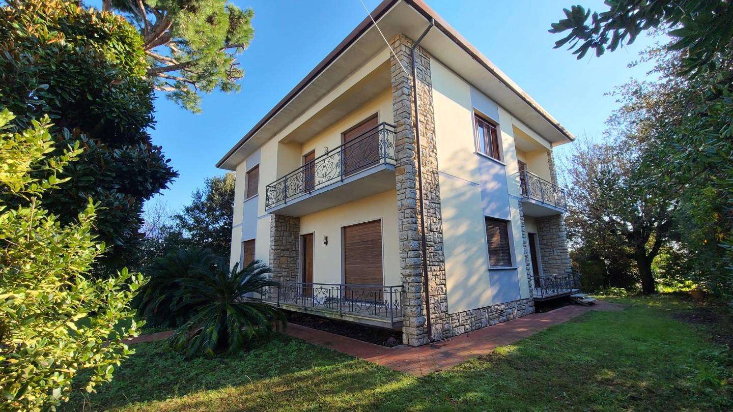 Villa in Vendita a Pietrasanta Via Asmara, 55045