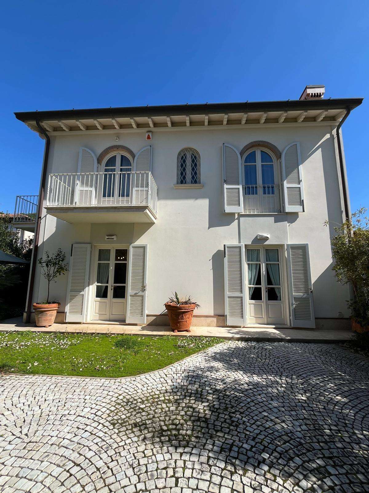 Villa in Affitto a Forte dei Marmi Via Giuseppe Mazzini,