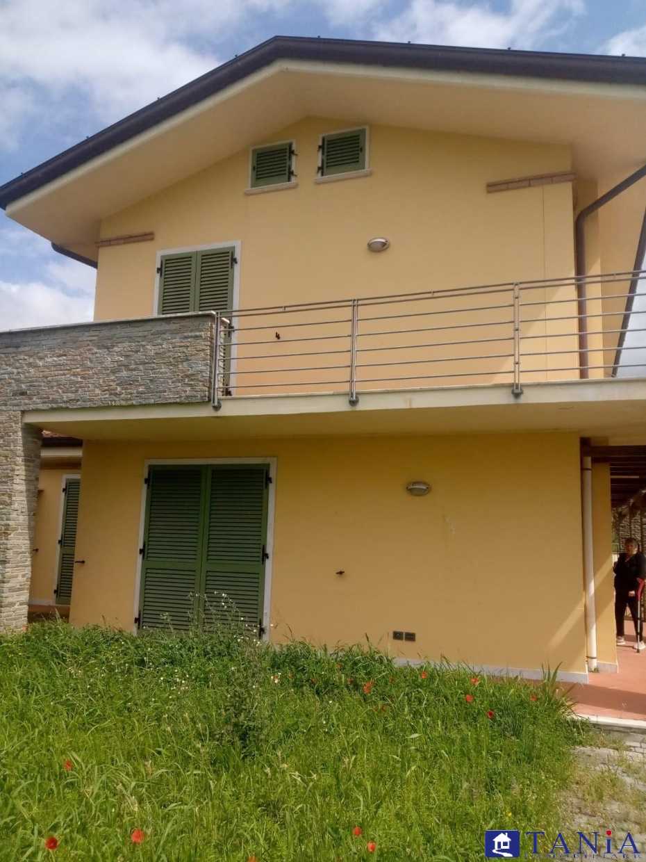 Casa Bi - Trifamiliare in Vendita a Carrara VIA PROVINCIALE CARRARA AVENZA